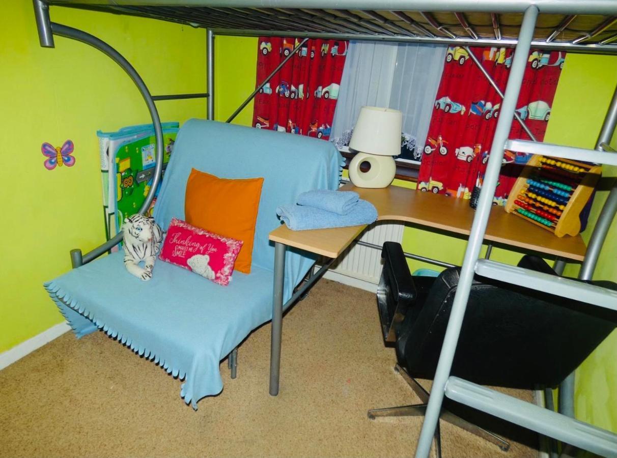 Spacious 3 Bed House With Parking & Good Transport South Norwood ภายนอก รูปภาพ
