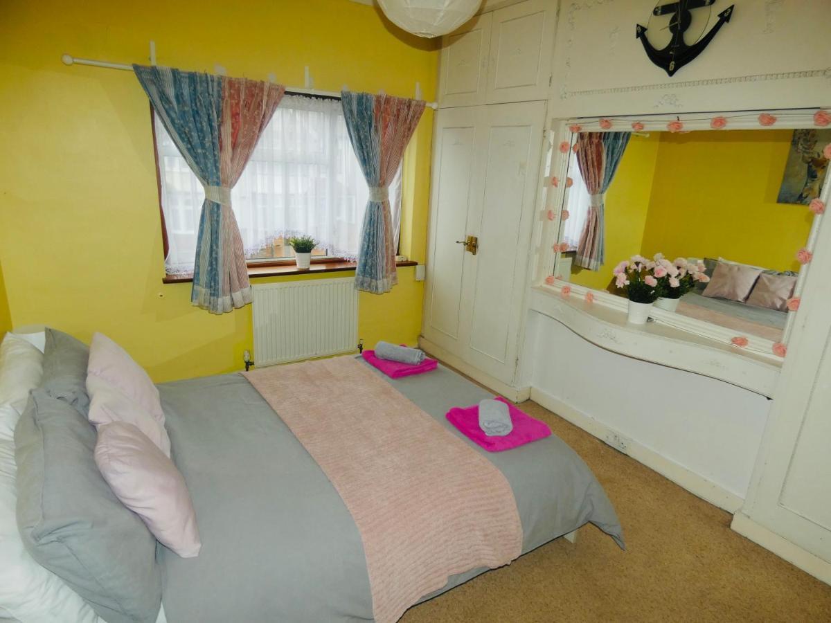 Spacious 3 Bed House With Parking & Good Transport South Norwood ภายนอก รูปภาพ