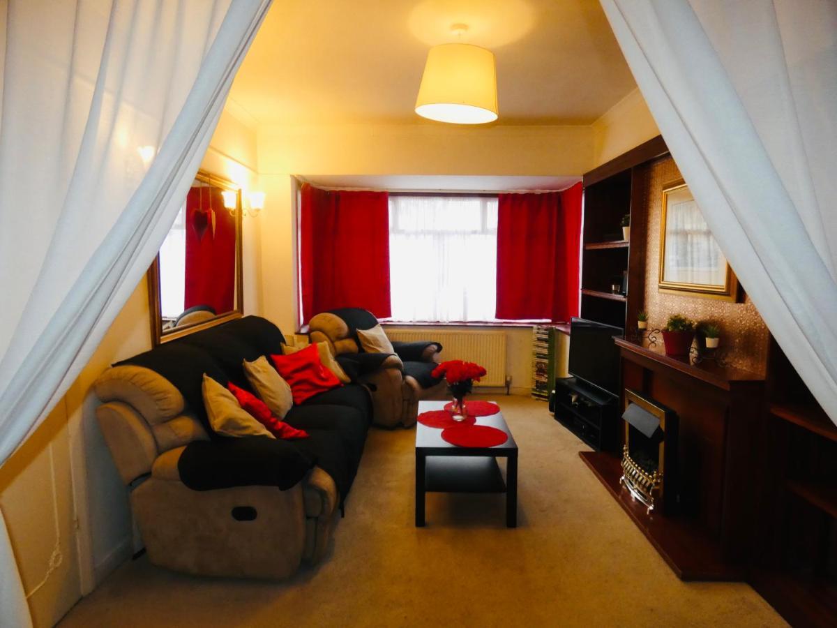 Spacious 3 Bed House With Parking & Good Transport South Norwood ภายนอก รูปภาพ
